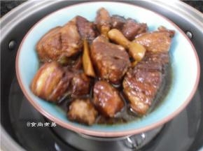 炖至汤汁剩下少许、将五花肉盛入碗中，汤汁浇在肉块上面
