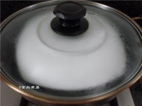 放入蒸锅内，取一碟子盖住东坡肉，防止流入到汗水而影响肉质口感和香味流失、隔水中火蒸30分钟，取出摆盘即可