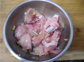 脆肉鱼切薄片，洗净沥干水，调入盐、鸡粉、姜丝搅拌均匀，腌制片刻