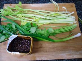 芹菜、香菜、蒜苗处理洗净，备好豆瓣酱