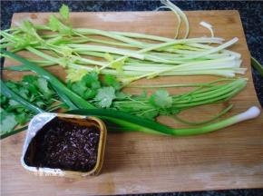 芹菜、香菜、蒜苗处理洗净，备好豆瓣酱