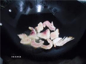 热锅，倒入食用油，将腌制过的鱼片煎至两面焦黄色后盛起，放在一旁备用