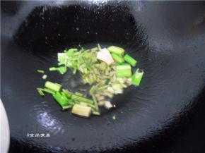 原锅烧热，爆香芹菜、蒜苗梗