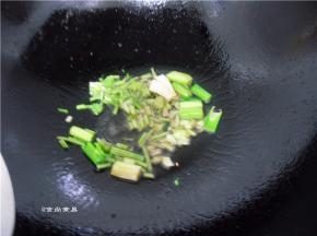 原锅烧热，爆香芹菜、蒜苗梗
