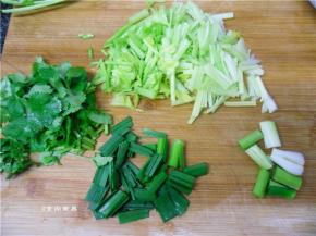 芹菜、蒜苗、香菜分别切段