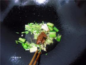 调入豆瓣酱煸炒