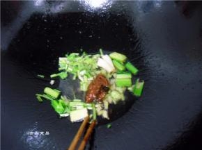 调入豆瓣酱煸炒