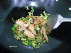 加入蒜叶、倒入煎好的鱼片拌匀