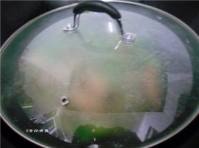 调入少许清水，遮上锅盖焗2分钟，铲起前放入香菜即可