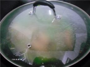 调入少许清水，遮上锅盖焗2分钟，铲起前放入香菜即可