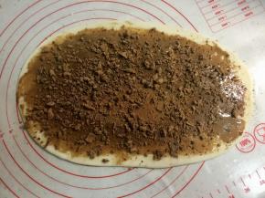 撒上一半的红糖，我的红糖没有密封好，结块了，用手捏碎一下。