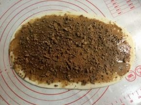 撒上一半的红糖，我的红糖没有密封好，结块了，用手捏碎一下。