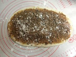 再撒上一些面粉，防止红糖受热流出。