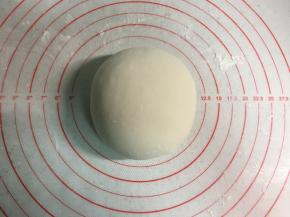 揉面盆里放入面粉，倒入60克开水烫面，用筷子搅拌成絮状，再倒入70克凉水，继续搅拌，然后揉成光滑不粘手的富有弹性的面团，盖上保鲜膜饧15分钟。