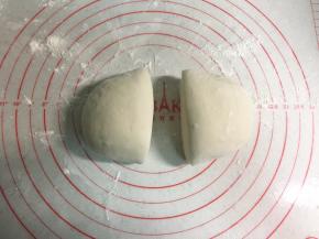 把饧好的面团平均分成两份，先取一份，另一份用保鲜膜盖上防止变干。