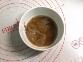 饧面的时候调芝麻酱，在碗中加入65克芝麻酱和8克左右的香油。