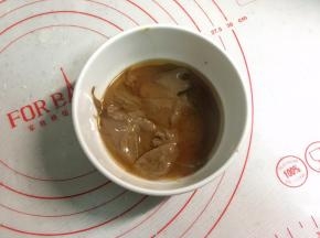 饧面的时候调芝麻酱，在碗中加入65克芝麻酱和8克左右的香油。