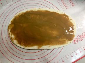 在面片上抹上一层芝麻酱（总量的一半）。
