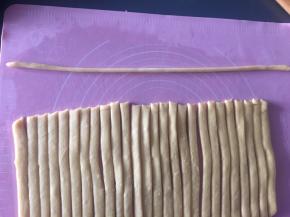 切成宽1cm左右的条，搓长至50cm