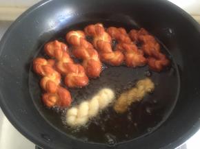 锅里放半锅油，烧热后转小火。慢慢炸