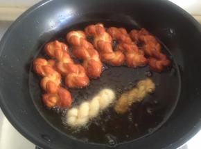 锅里放半锅油，烧热后转小火。慢慢炸