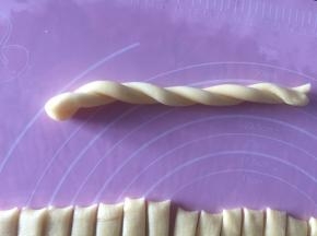 然后对折绕麻花