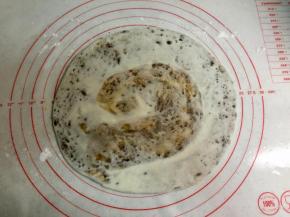  擀成直径约22cm的薄厚一致的圆饼。