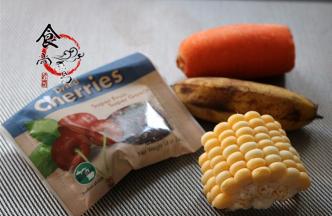 备好食材：干果、香蕉、胡萝卜、豌豆、玉米