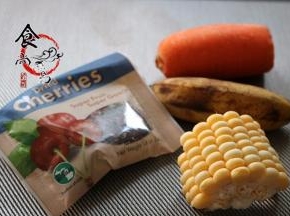备好食材：干果、香蕉、胡萝卜、豌豆、玉米