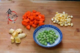 胡萝卜、香蕉分别去皮、切小块，玉米剥粒、豌豆洗净