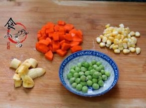 胡萝卜、香蕉分别去皮、切小块，玉米剥粒、豌豆洗净