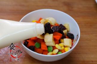 倒入大碗中，放入香蕉块和干果、调入沙拉酱拌匀即可