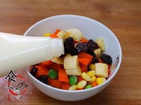 倒入大碗中，放入香蕉块和干果、调入沙拉酱拌匀即可