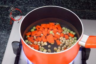 烧开适量水，调入盐，除了干果和香蕉外，其它食材放入锅中焯熟