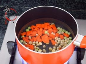 烧开适量水，调入盐，除了干果和香蕉外，其它食材放入锅中焯熟