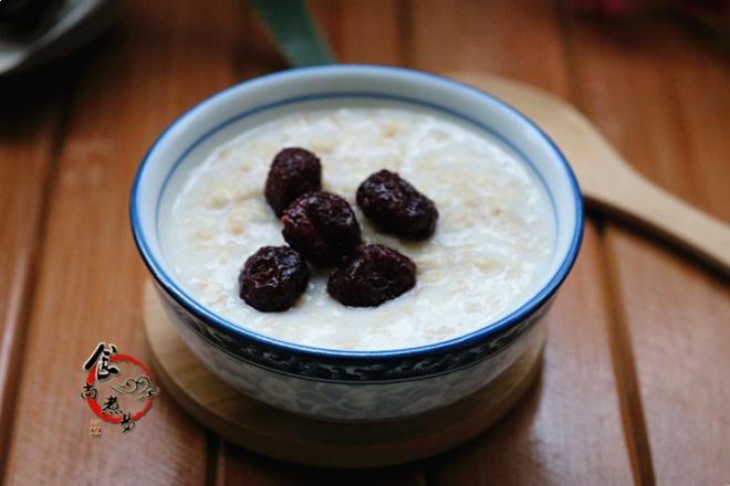 牛奶干果燕麦粥