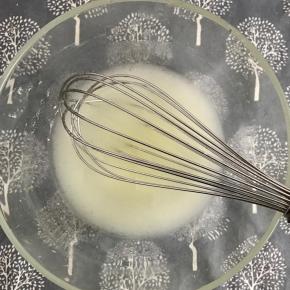 将蛋黄蛋清分离，蛋清放入无水无油的容器中，放入冰箱冷藏备用。
玉米油和水倒入大碗中，用手动打蛋器搅拌均匀。