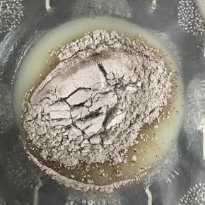 在油水混合物中筛入低筋面粉与可可粉混合物。