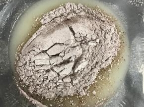 在油水混合物中筛入低筋面粉与可可粉混合物。