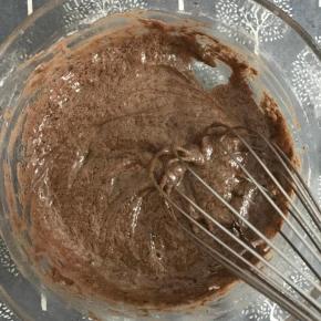 用手动打蛋器无规则的搅拌成均匀细腻的面糊。