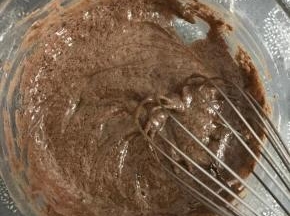 用手动打蛋器无规则的搅拌成均匀细腻的面糊。