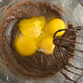 将蛋黄打散放入面糊中。