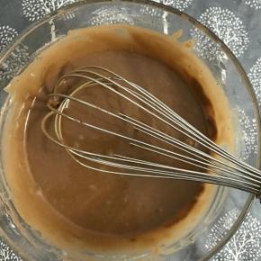 继续用手动打蛋器搅拌均匀，成细腻的蛋黄糊，放一边备用。