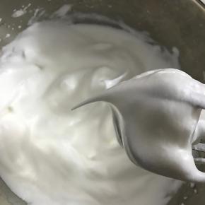 蛋清中加入几滴白醋，分3次加入细砂糖，打发至湿性发泡。