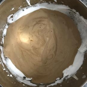 再将面糊倒入剩余蛋白霜中拌匀。