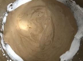 再将面糊倒入剩余蛋白霜中拌匀。