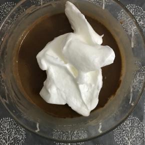 取三分之一蛋白放入蛋黄液中，用翻拌与切拌手法将两者混合均匀。