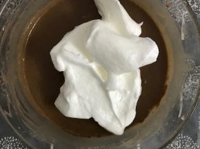 取三分之一蛋白放入蛋黄液中，用翻拌与切拌手法将两者混合均匀。