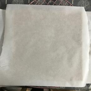 出炉后从高处摔一下，垫张油纸倒扣在烤网上，撕掉油布，盖上油纸晾凉。