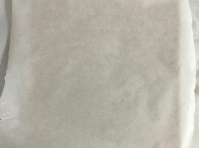 出炉后从高处摔一下，垫张油纸倒扣在烤网上，撕掉油布，盖上油纸晾凉。